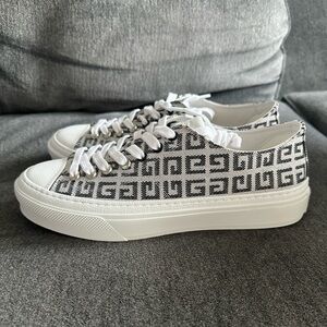 Givenchy Low Top Sneaker